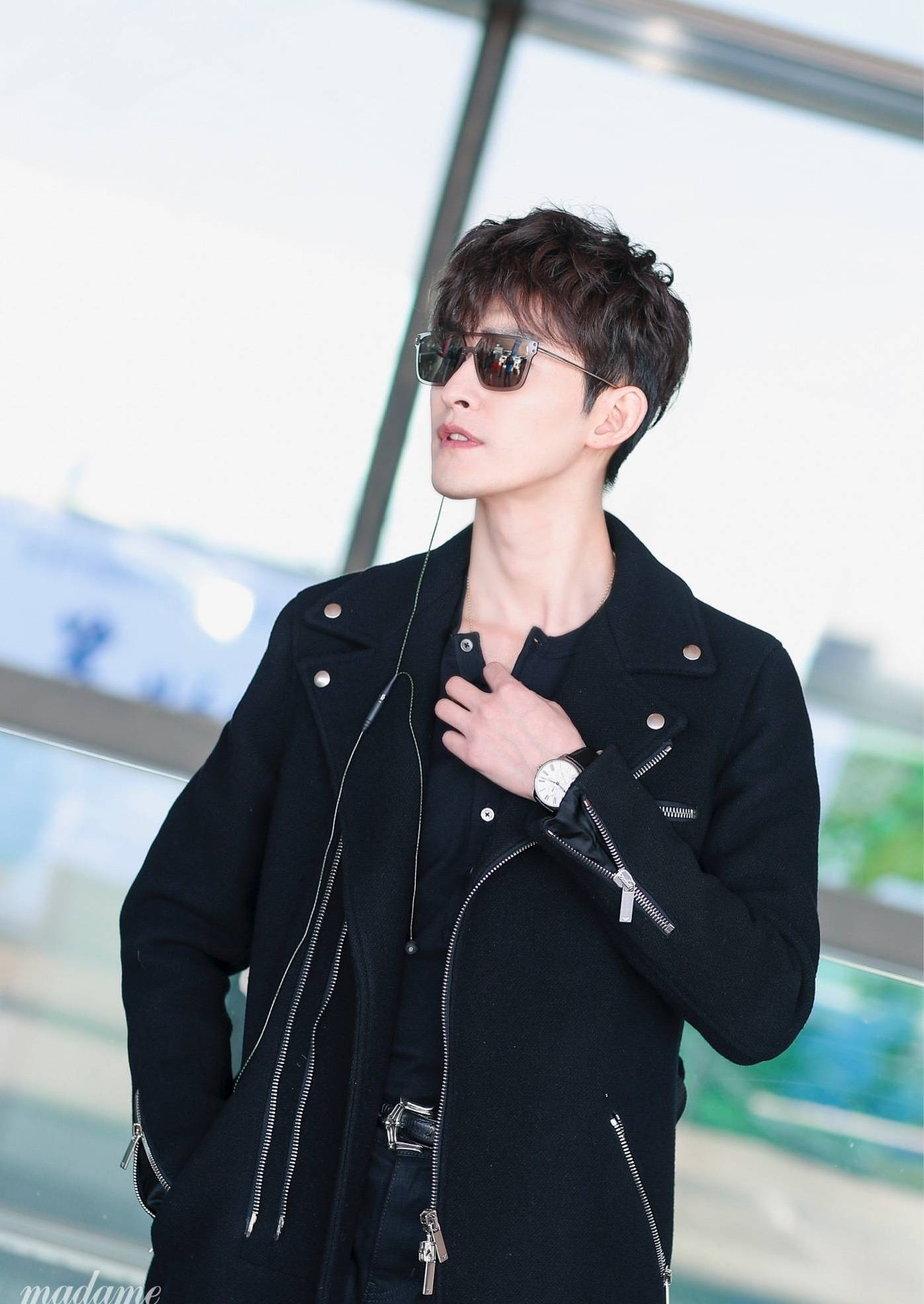 整体看上去干净利落,男神风范! 转载自百家号作者:独佳娱乐