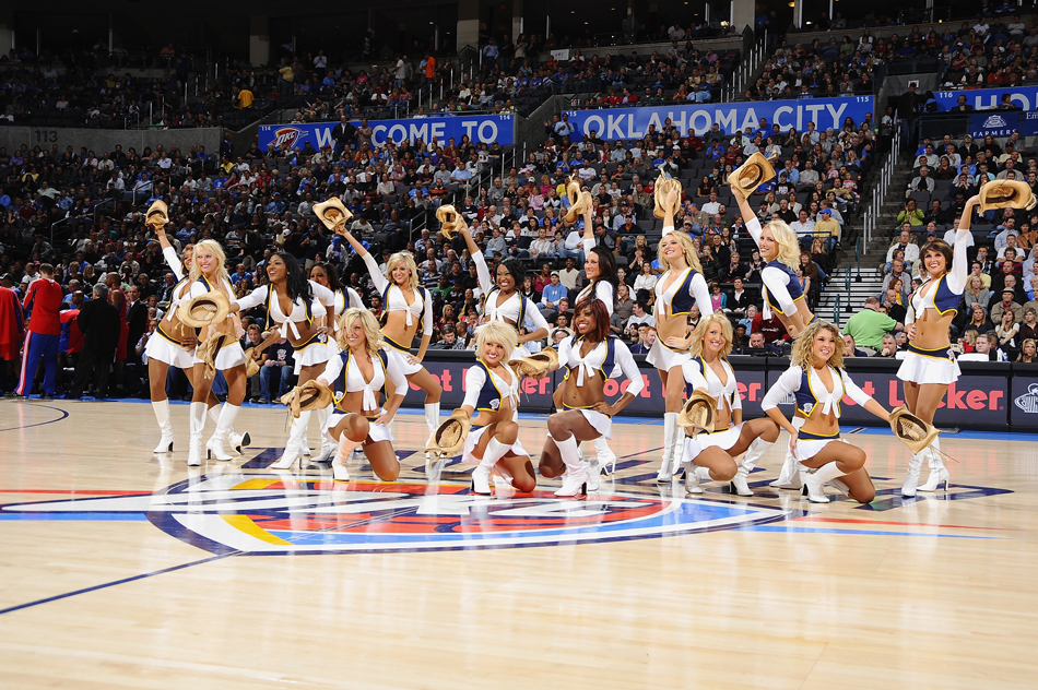 nba30支球队在场上比赛打得正不可开交,欣赏下雷霆队的拉拉队