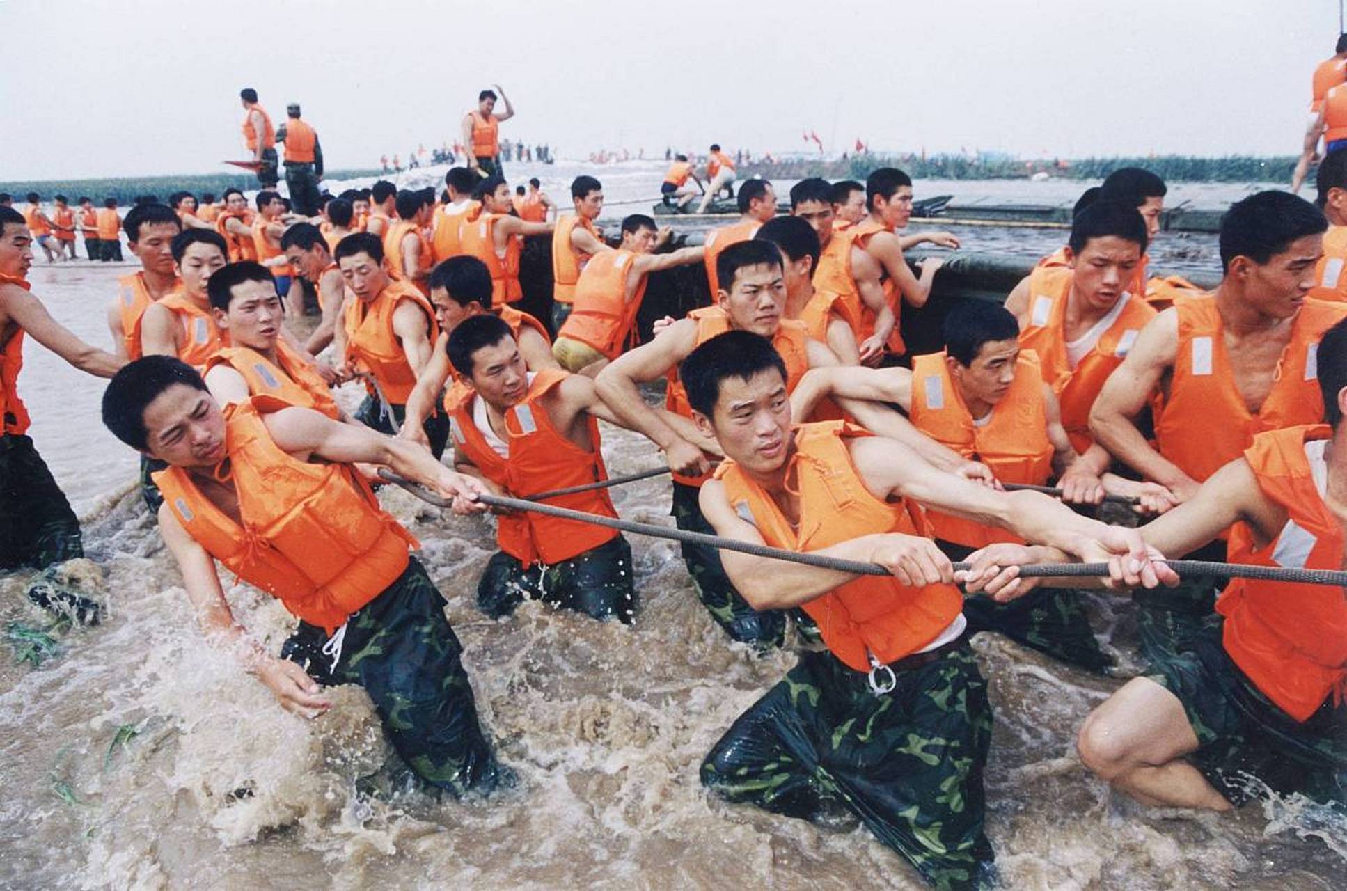 抗洪战士水中救人图片图片