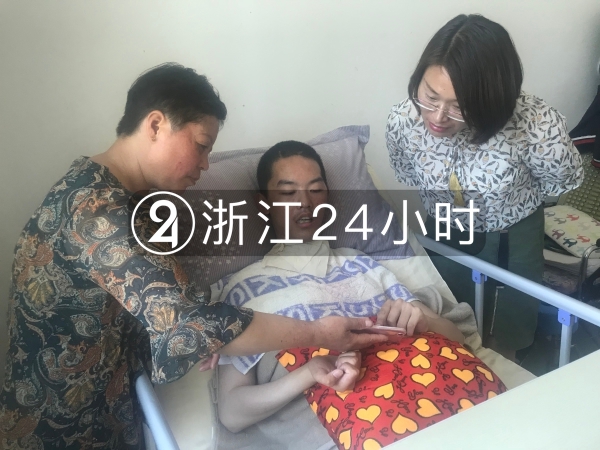 章浩杰能站了,爸爸说这是孩子生病以来"最幸福的一天"