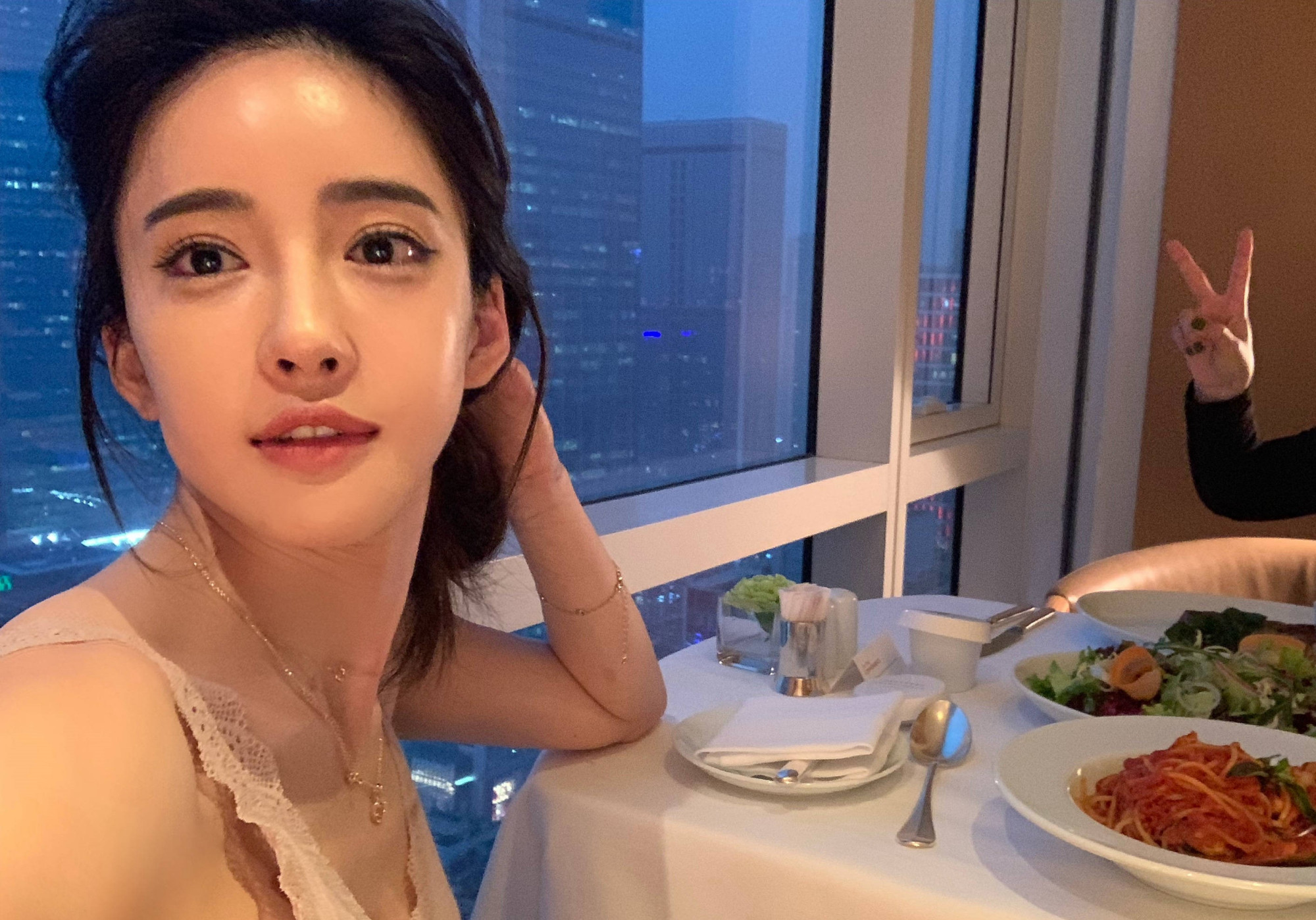 又来捞钱?韩国美女潘南奎酒吧献唱,网友手机暴露真实颜值