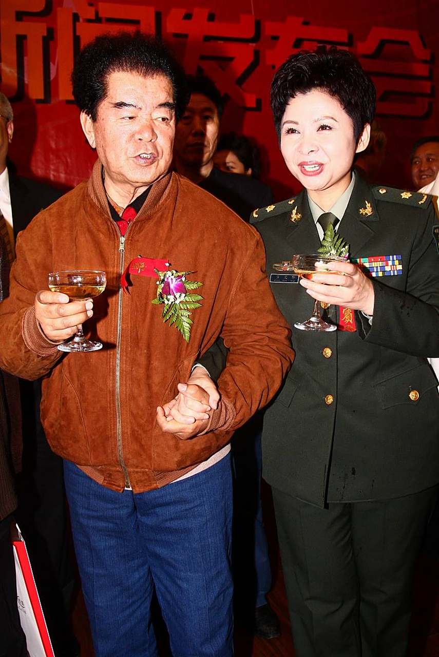 歌唱家李双江,是著名音乐家蒋英的徒弟,大美女蒋英,特别喜欢这个弟子