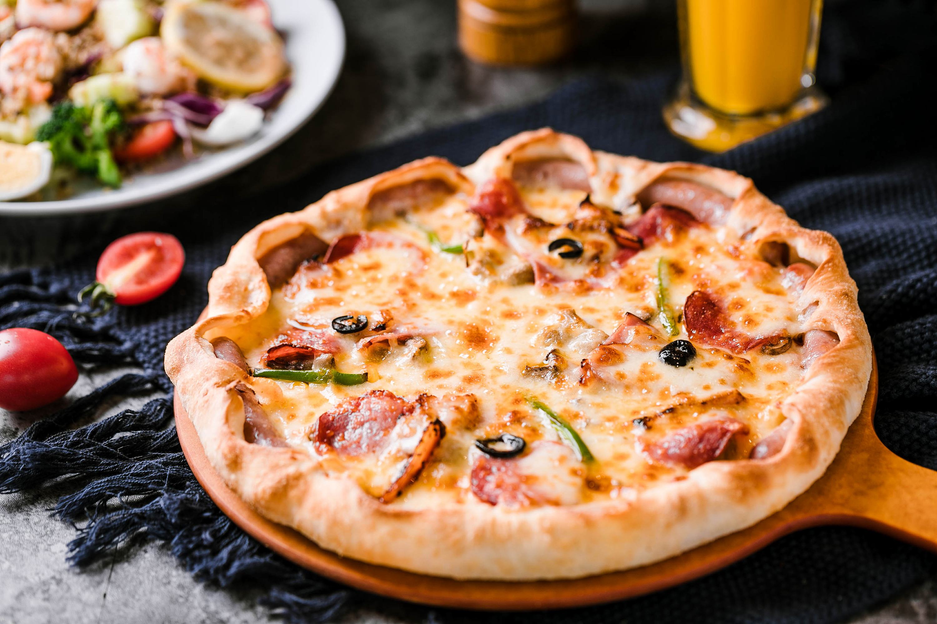 没有烤箱也能在家做披萨,一个平底锅就能搞定,吃货快学起来