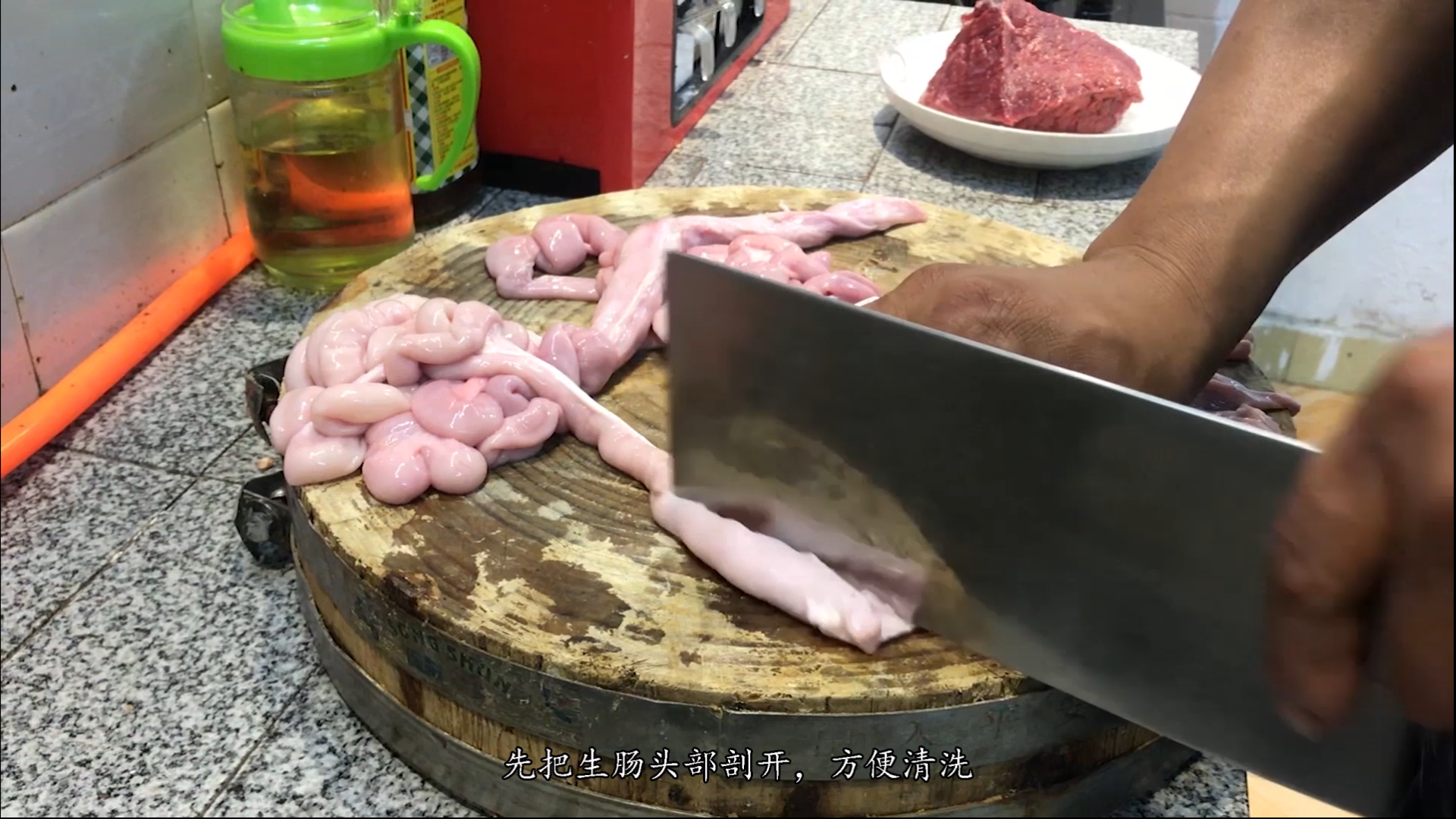 生肠头部剖开 第二步:在生肠背部下入均匀的刀花,可让生肠更易入味,更
