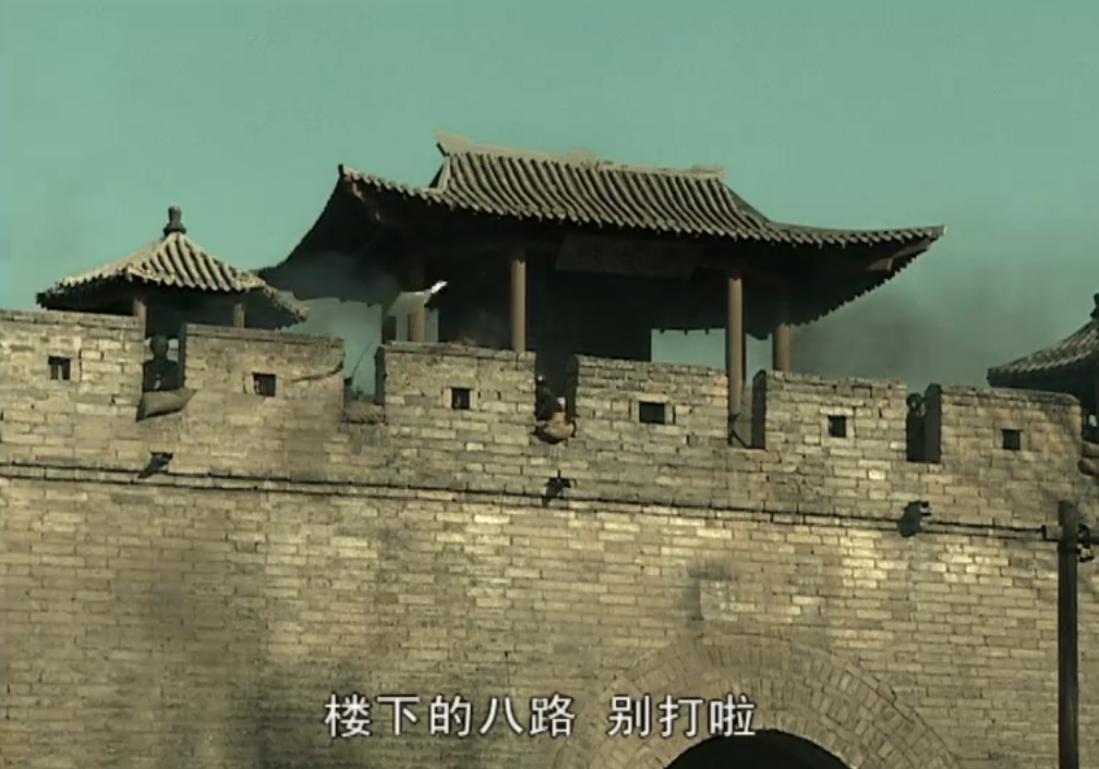 新老《亮剑》平安县城城楼对比,老版完美还原,新版没钱盖房子