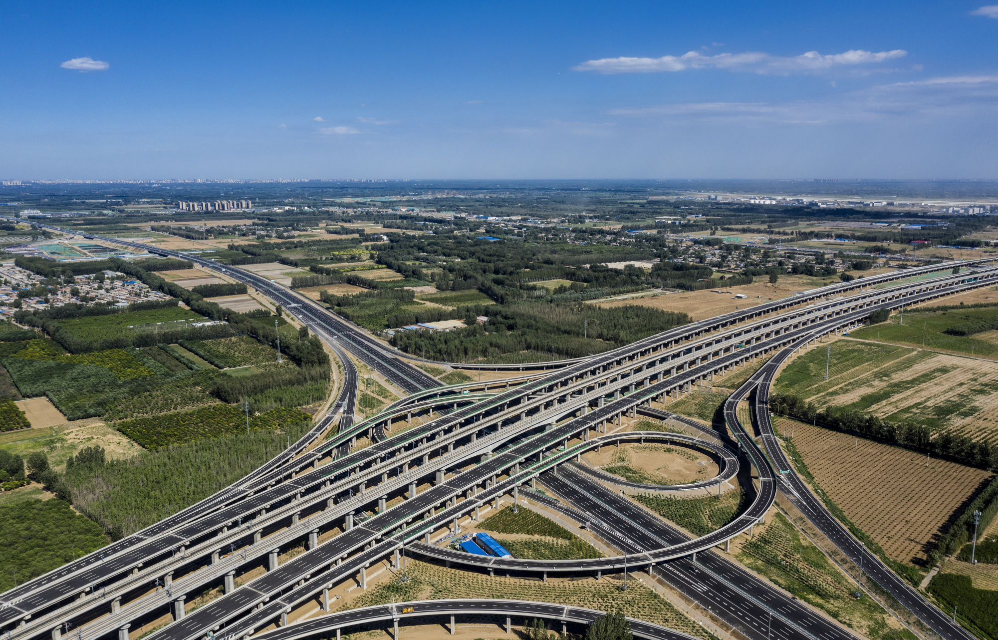 点评北京大兴机场高速:作为交通主干线,有着全国领先的路面情况