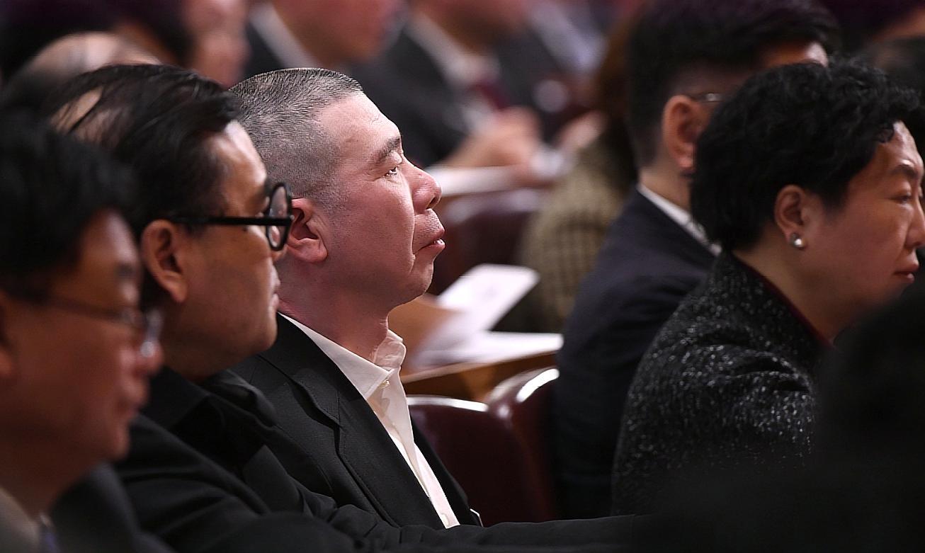 全国政协委员冯小刚严肃认真,郑重对待,不苟言笑.