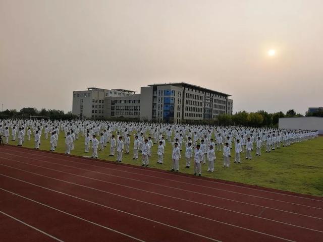 日照市工业学校成功举行首届健身气功比赛活动