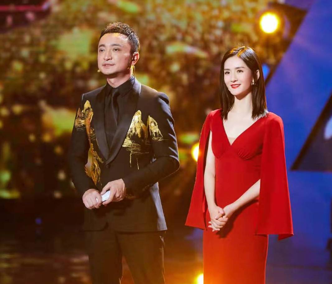 谢娜美到央视c位,穿红裙和尼格买提同台主持,优雅知性气场强大