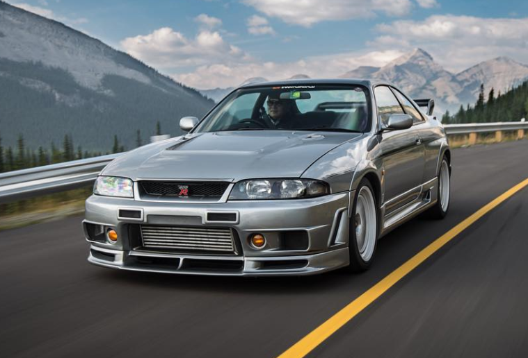 战神gtr r33,虽然没有r32和r34那么经典,但依旧是非常优秀的性能车.