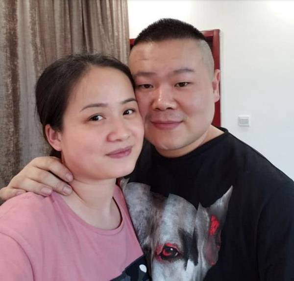 幸福肥!岳云鹏牵老婆甜蜜返家,郑敏身形壮硕,超3000万别墅疑曝光