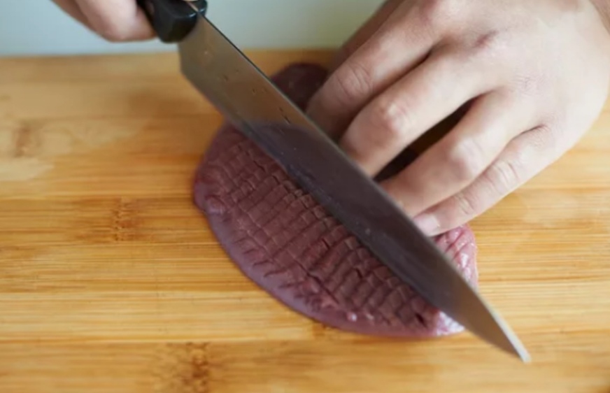 剞十字花刀,切成腰花.用姜片,葱段,料酒,盐,水