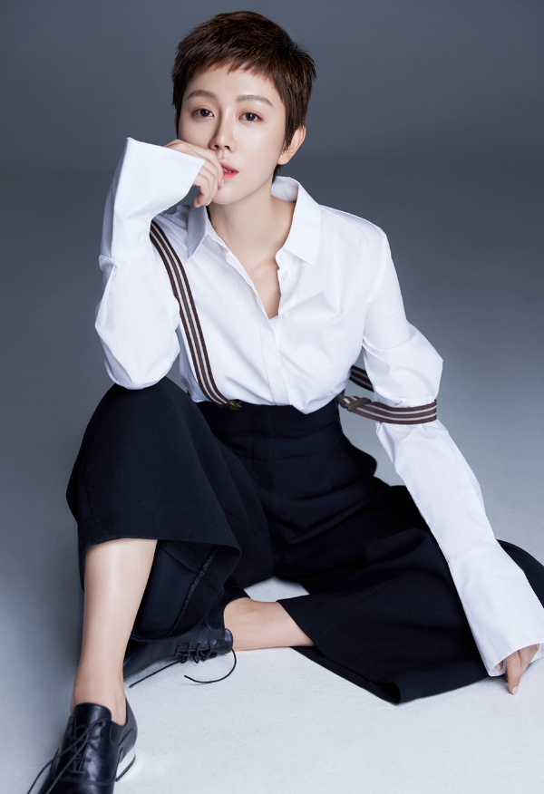 姜妍时尚大片曝光,造型清爽甜美率性,松散的鞋带多了一分孩子气