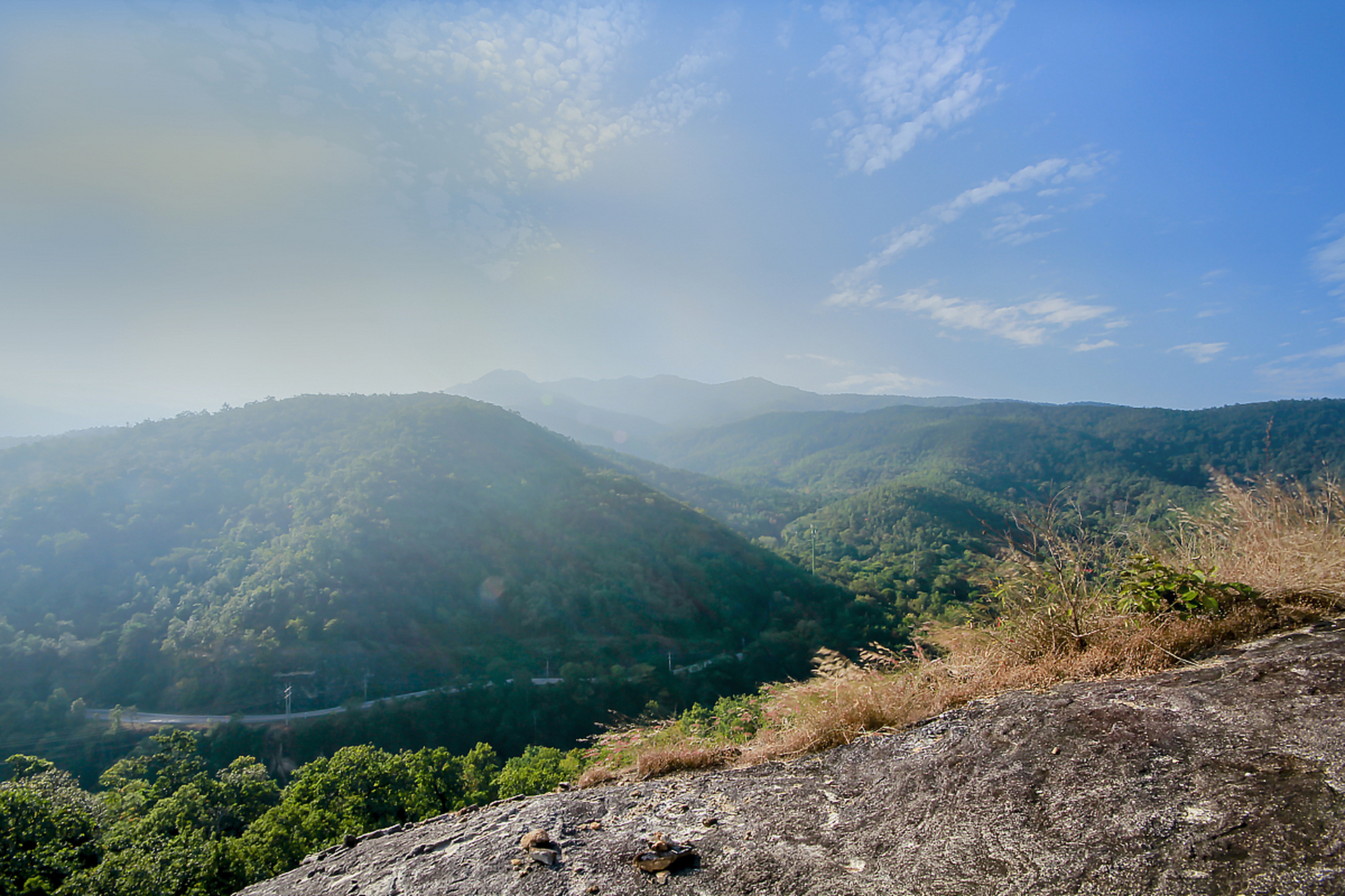 南楼山景区位于吉林省吉林市桦甸市的桔子林场,是肇大鸡山国家森林