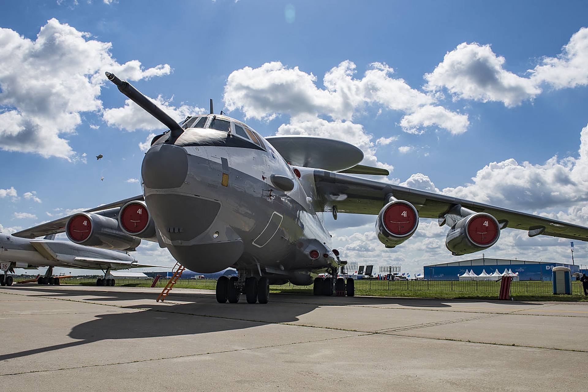 伊尔76运输机,曾是解放军空军最大的运输机,数量还不是很多,需要看