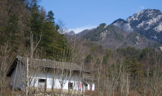 徒步秦岭安康宁陕县广货街镇蒿沟村,走进户菜路上一个名叫牛圈沟的小