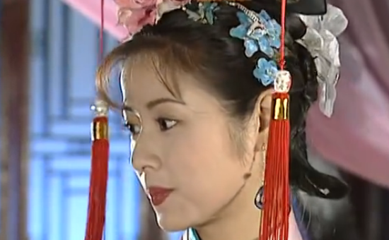 还珠格格:为何紫薇旗头为白色,小燕子旗头为红色?其中有何寓意