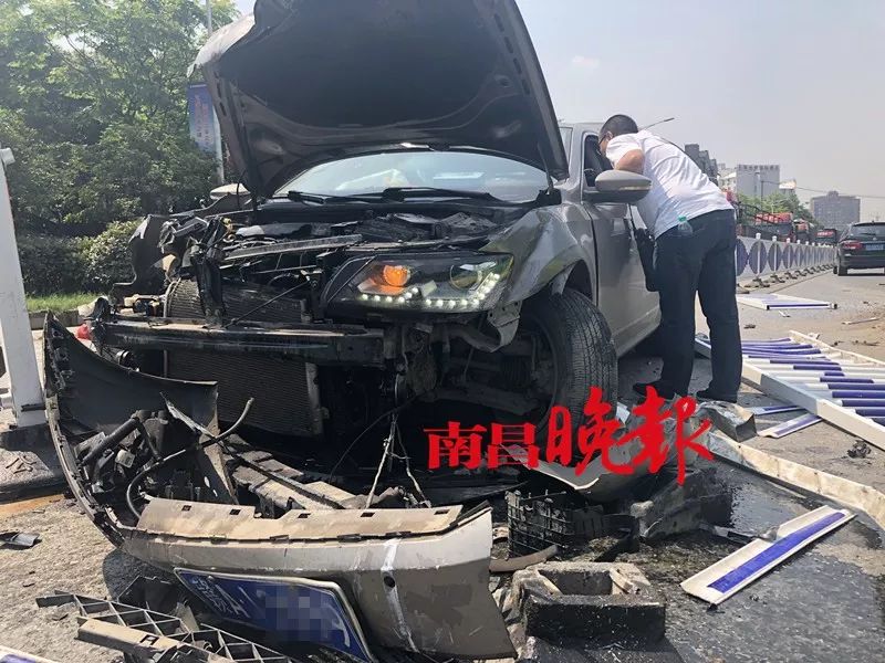 南昌这里突发车祸!三轮车车主满脸是血,躺在绿化带中