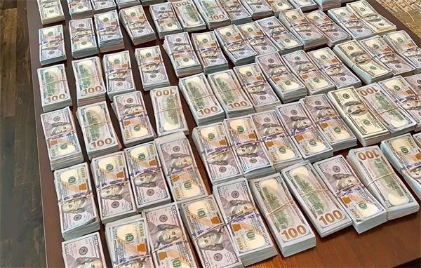 拳王梅威瑟抱着100万美金,在银行高调炫富!笑容非常张扬
