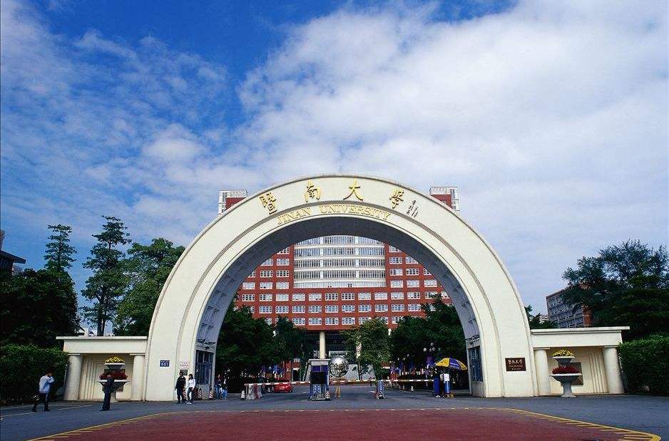 暨南大学:深圳旅游学院,坐落在世界知名的旅游文化城区深圳华侨城,是