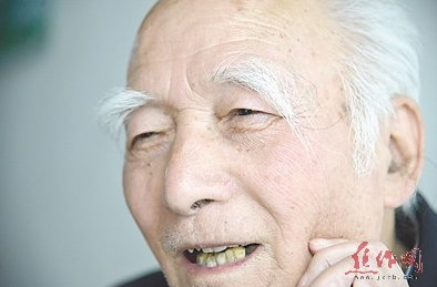 咱河南有个84岁"白眉大侠"单根眉毛长14.5厘米
