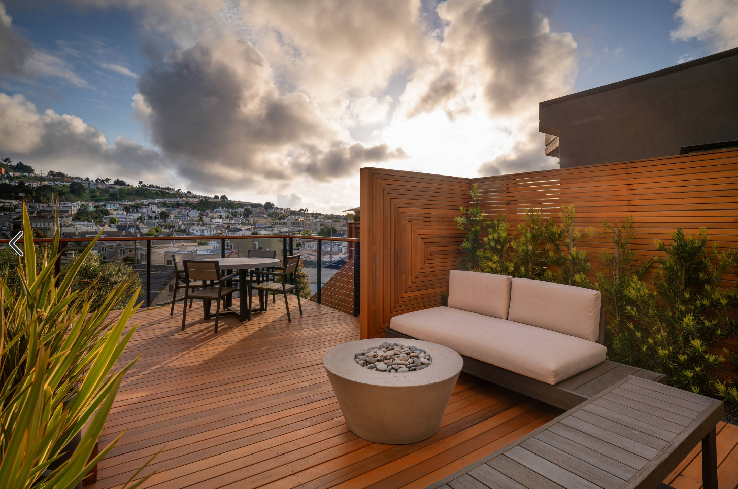 庭院案例:用不同颜色的防腐木打造的全防腐木式天台花园