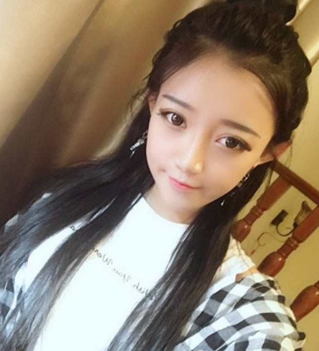 小伊伊:五官精致,身材火辣的舞蹈女孩!