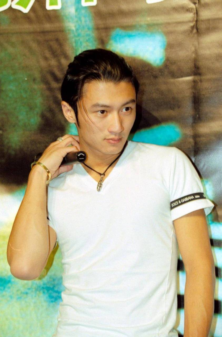 张柏芝,谢霆锋二人对子女的教育可以说失败了,他们的大儿即将18岁