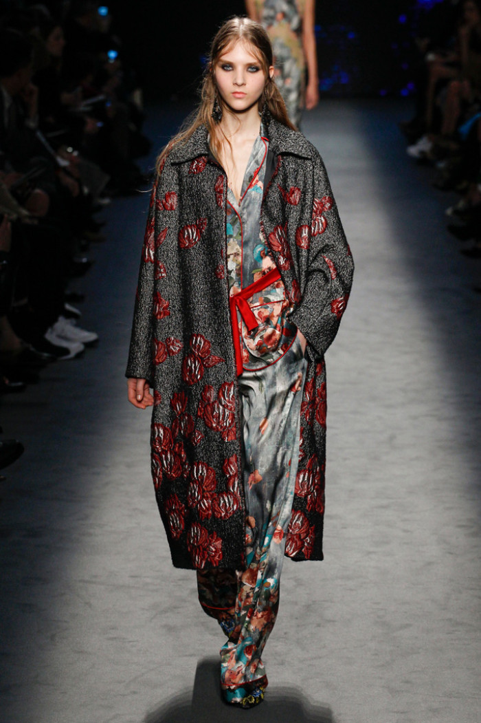 时装秀:百变穿搭展现时尚气质,向国际模特学习潮流搭配法则.