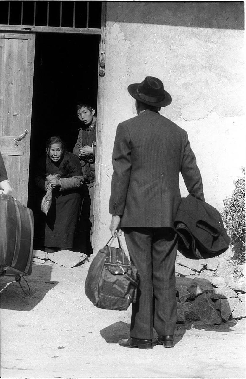 1987年,台湾老兵王德耀回到阔别四十年的浙江老家,再次见到妻子时的