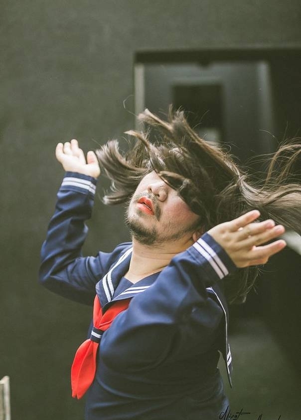 日系大叔唯美水手服写真,带着络腮胡的少女感令人颤抖!