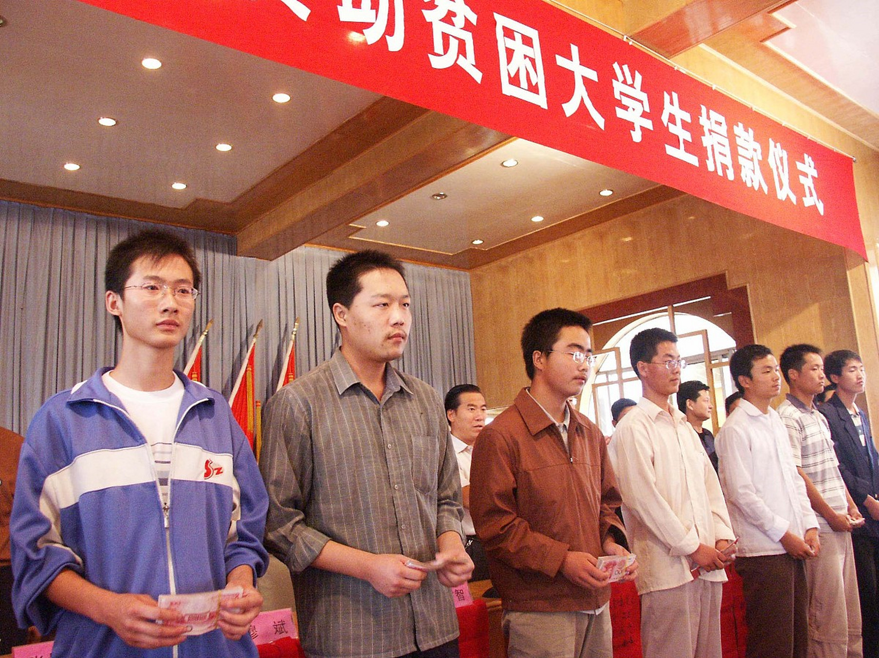 申请贫困生助学金肯定是因为家里有经济困难,不可能家里很富裕还申请