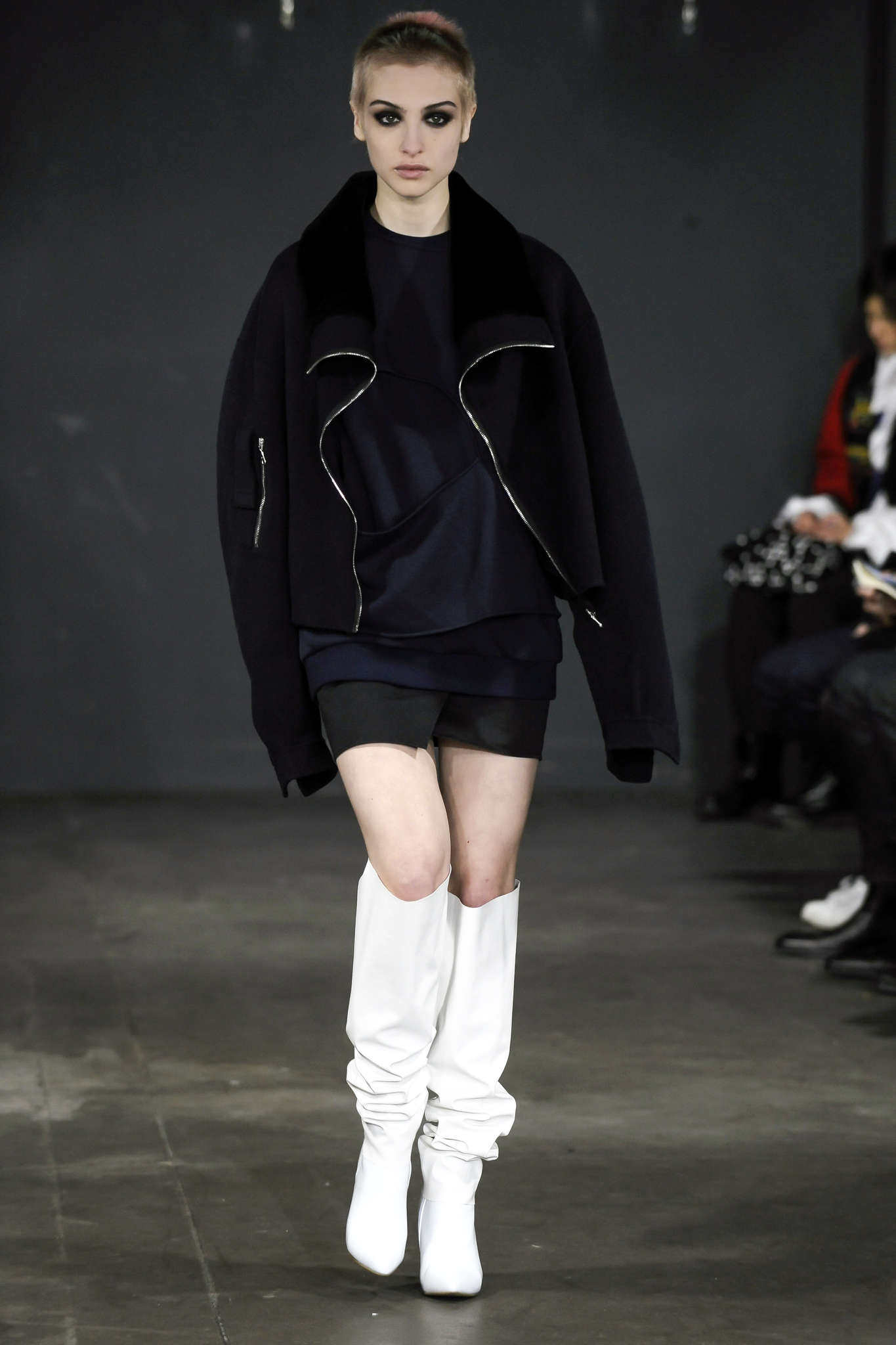 黑色的衣服搭配上白色的靴子,视觉冲击感很强,感觉运动风十足
