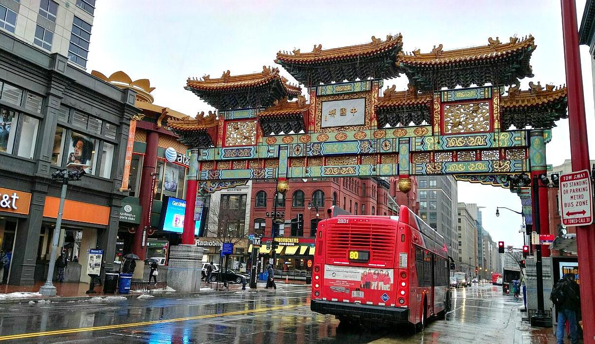 唐人街又称中国城,走在熙熙攘攘的街上你可以听到中国各地的方言