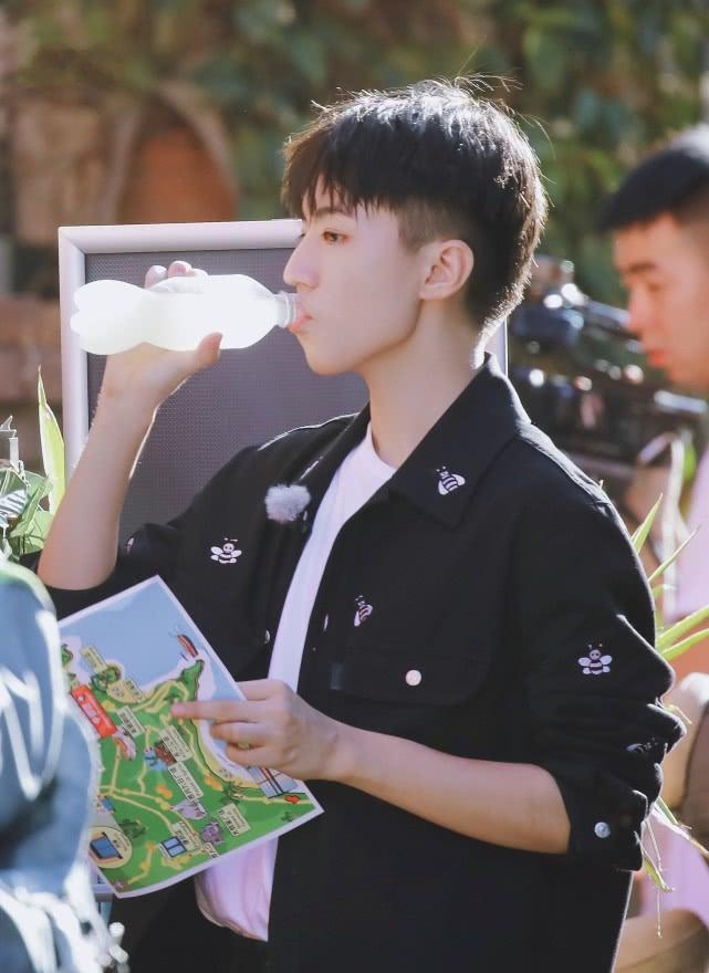 有一种"耍帅"叫王俊凯喝水,看到他的拿水姿势,网友:模仿不了