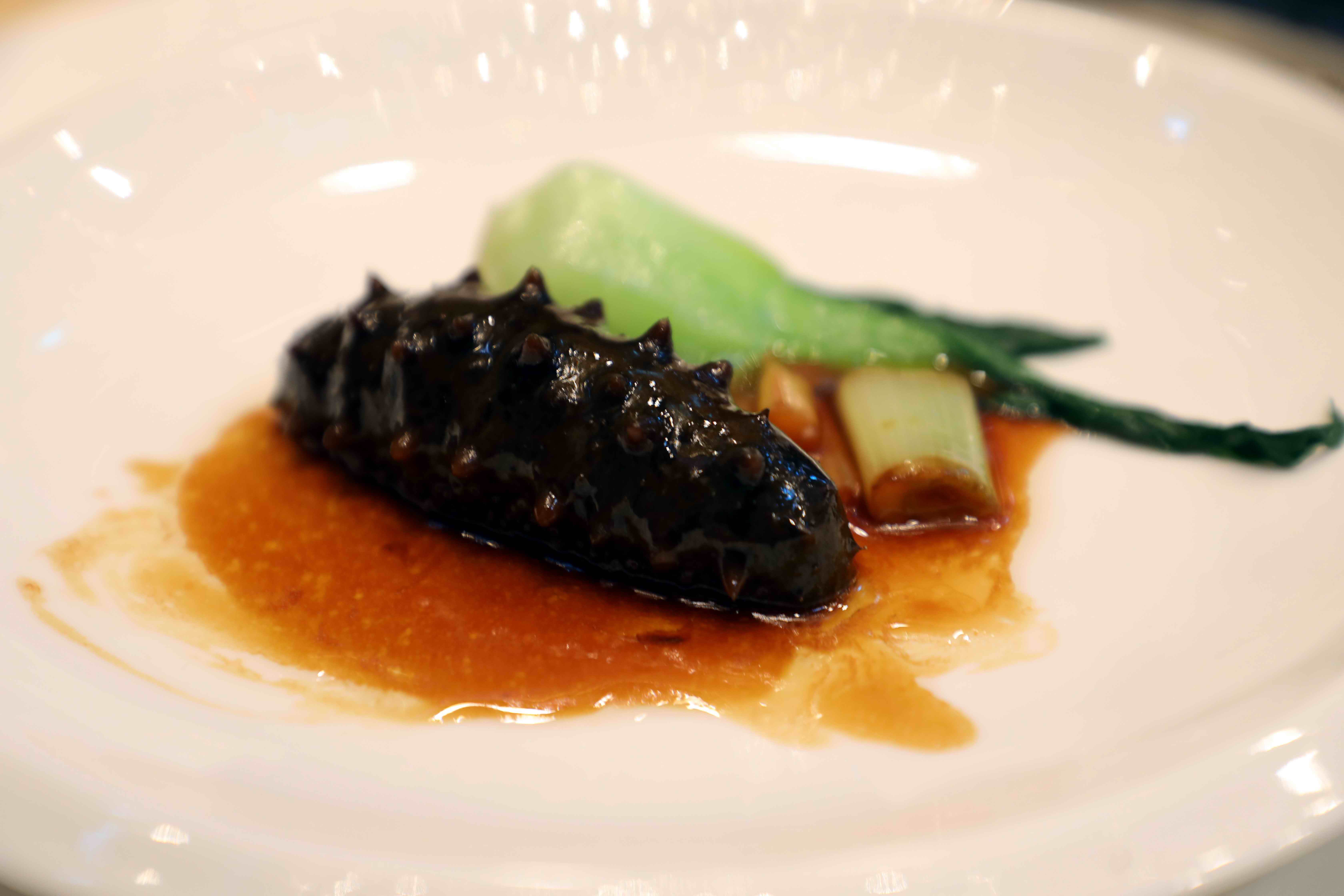 这一盘葱烧海参来自华北地域的菜肴,上好的海参采自渤海,名曰世间香农