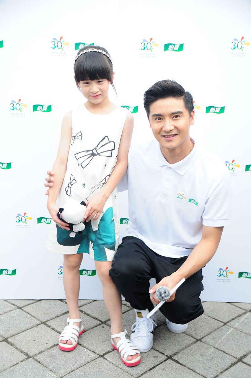 田亮晒森蝶生日照!好可爱的森蝶,遗传了爸爸妈妈的优良基因噢!