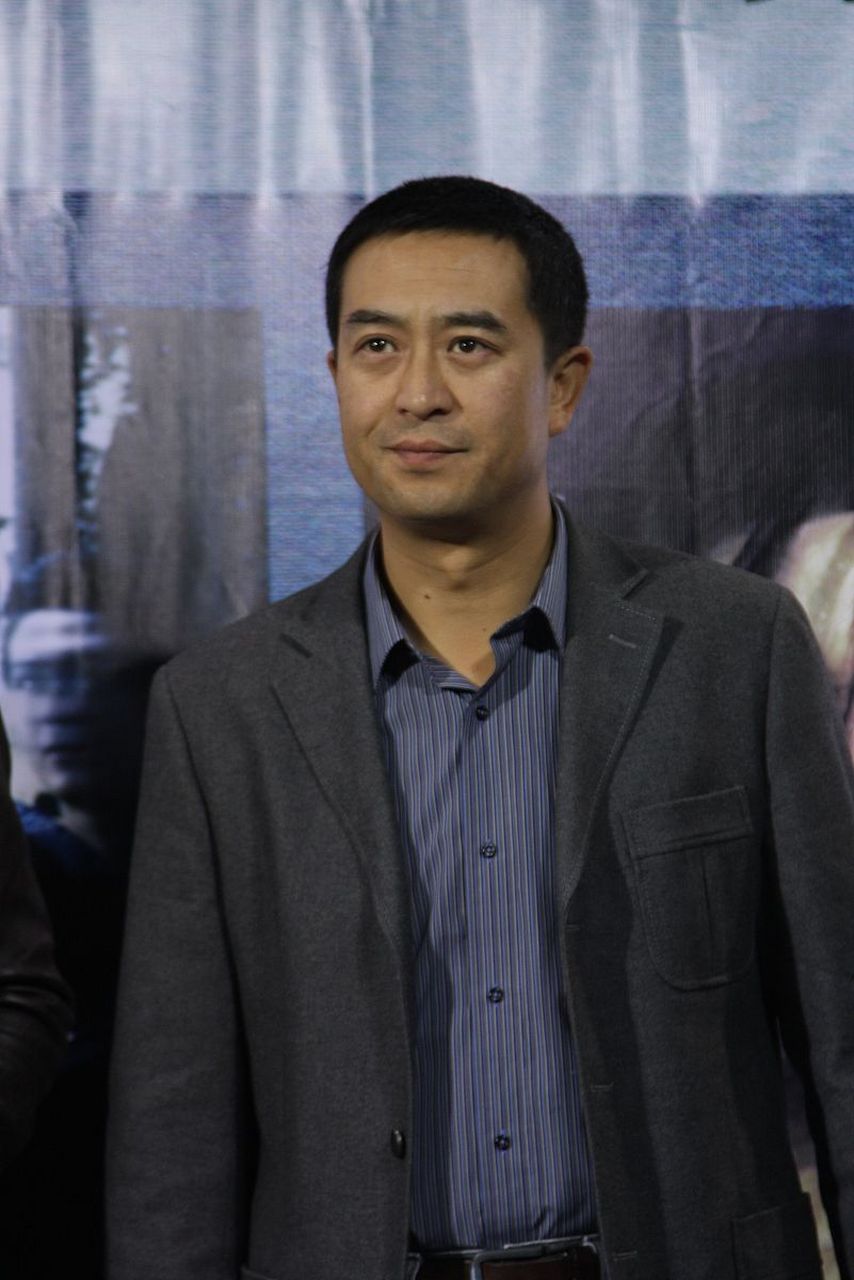 演员王海燕说,张嘉译特烦人,喜欢打麻将,有时候一玩就是一夜,你找他