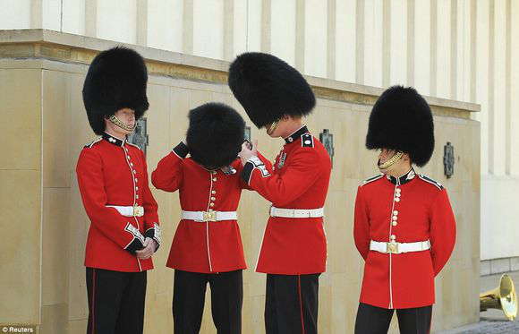 哈里王子婚礼穿黑色军服,为什么他哥哥结婚却穿红色军服