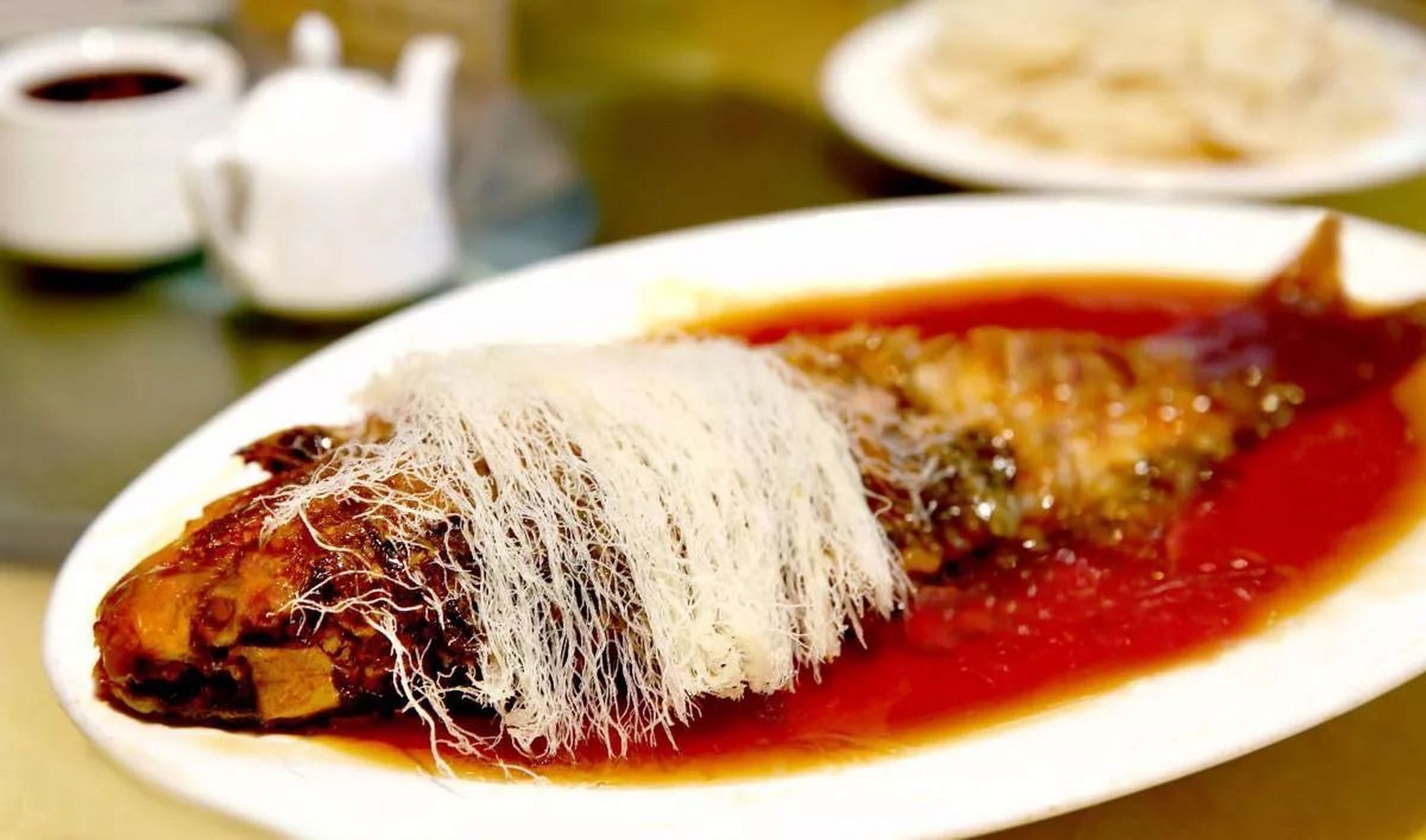 鲤鱼焙面是"糖醋软溜鱼焙面"的简称,它是河南开封当地一道著名的汉族