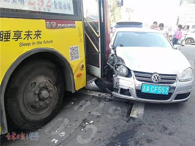 长春一女子殴打公交司机致车祸追踪:9月2日将对公交车评估定损