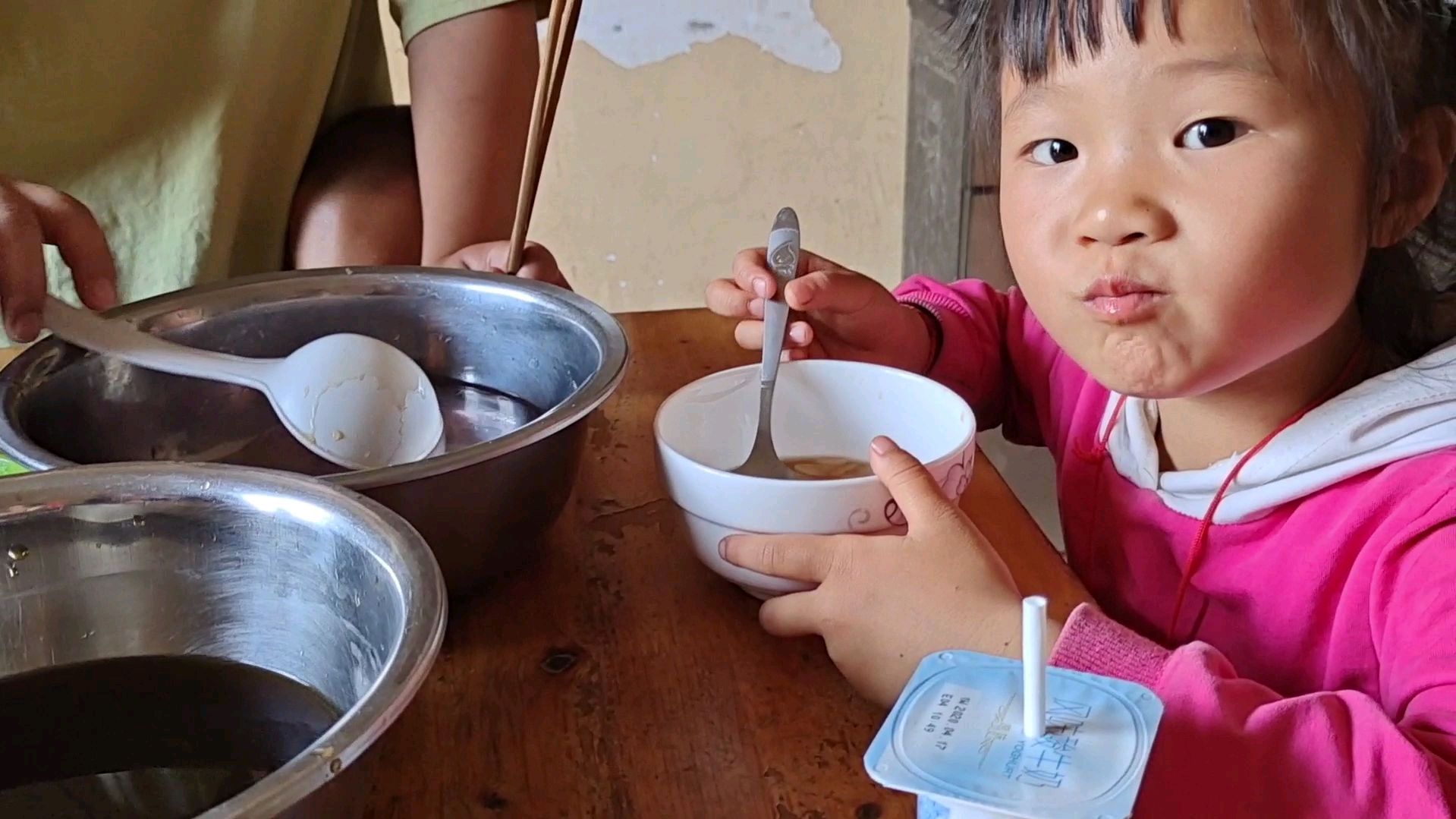 高温天气,兰妹做凉糕吃冰粉,小孩子没吃够