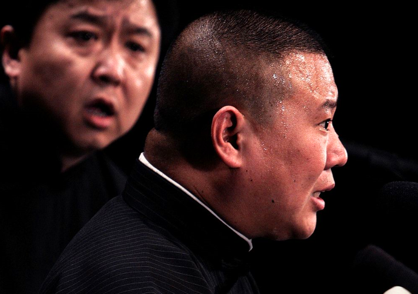 46岁德云社郭德纲带病商演大汗淋漓?姜昆戴红领巾送4000册公益书