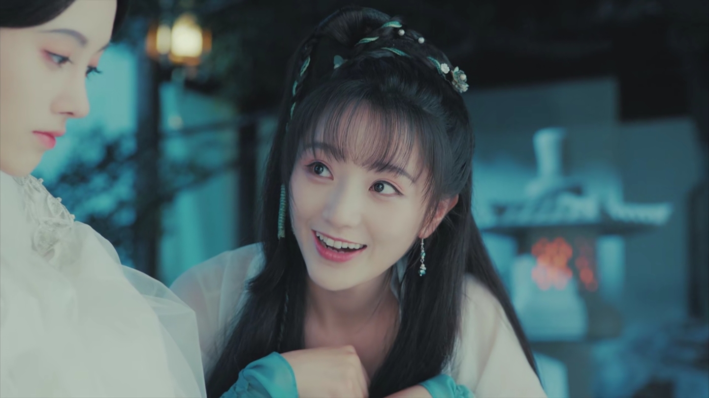 新白蛇里演小青,造型绝美演技灵气,曾在《招摇》中一人分饰两角