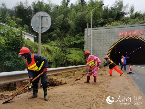 宁定高速暴雨致高速公路塌方 养护人员及时抢险清障