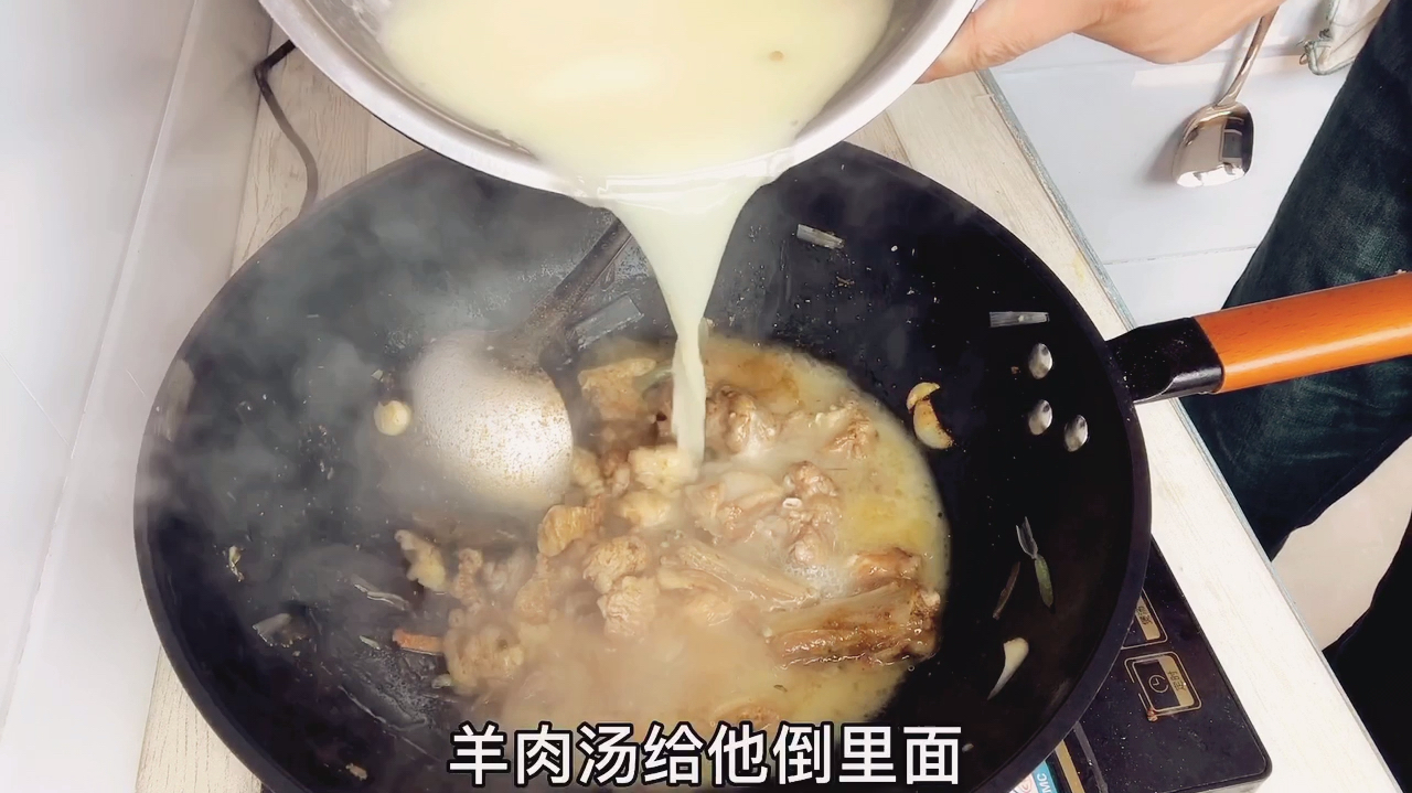 花30元买羊肉羊排,阿联做秘制羊肉炝锅烩面,肉多汤鲜馋死人了