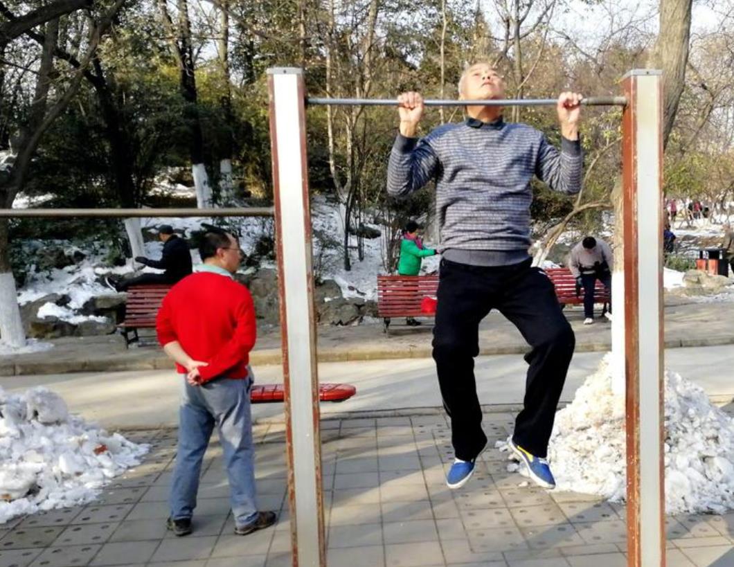 厉害了大爷!西安69岁老翁-6℃中赤膊打球