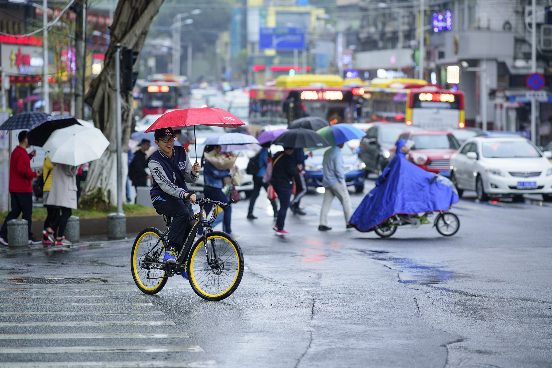 下雨的路口,人来人往,尽显人生百态