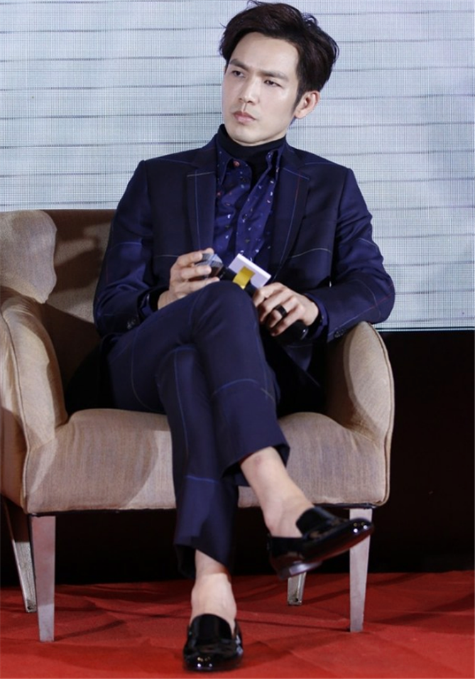 钟汉良一袭格子西装气质出众展魅力男神气质,帅气依旧!