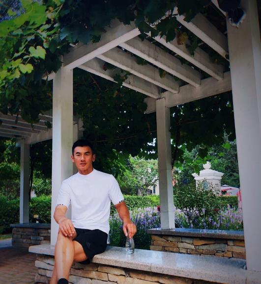 刚劲有型的男人偏爱自拍,任天野晒近照,网友:你演的特种兵超帅气